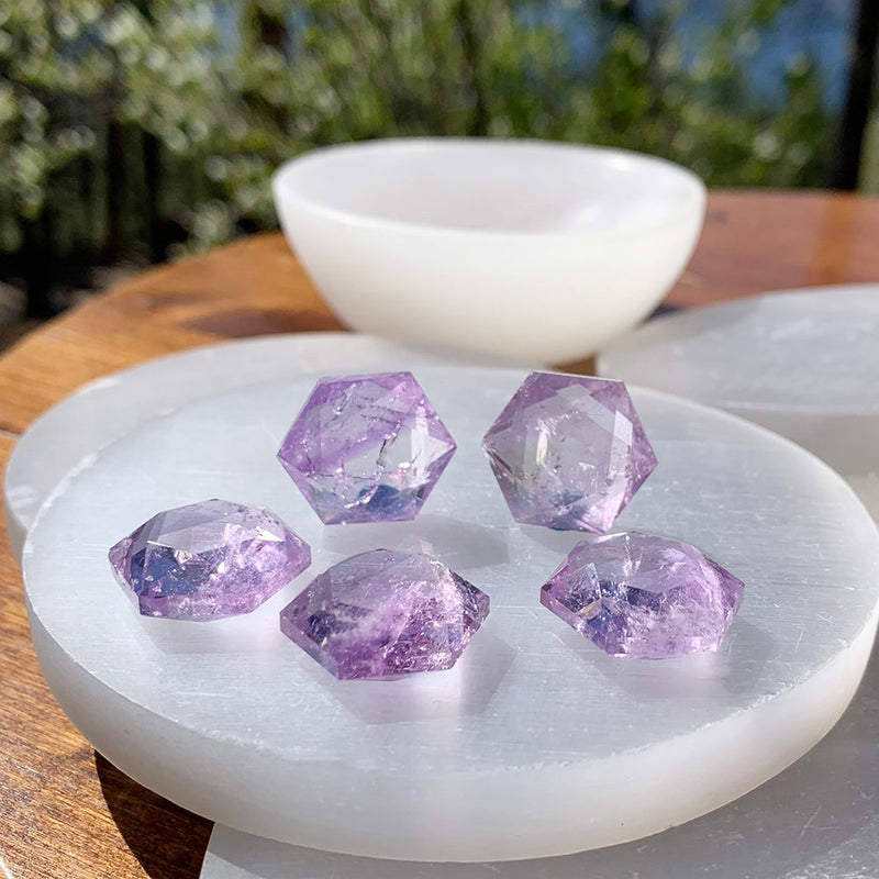 Amethyst, heilige Geometrie, facettierter Kristall