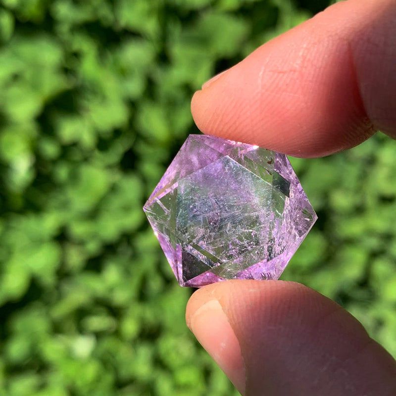 Amethyst, heilige Geometrie, facettierter Kristall