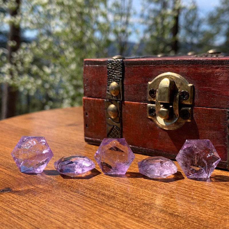 Amethyst, heilige Geometrie, facettierter Kristall